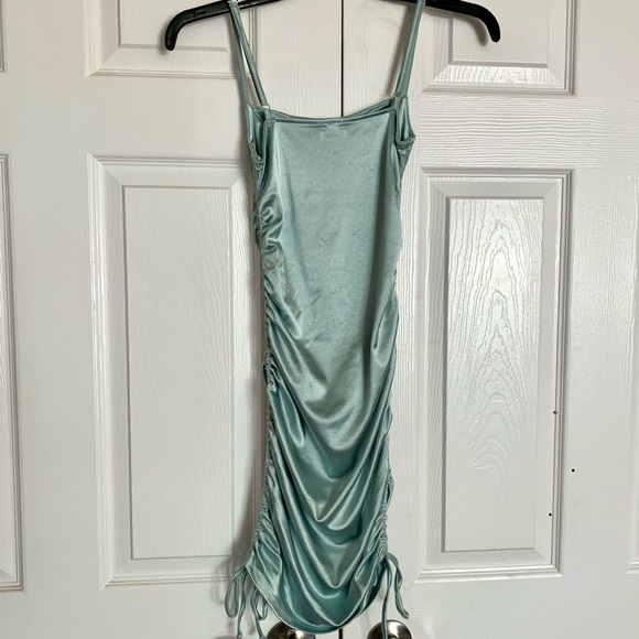 Dress w/ Side-Rouching - Picture 4 of 7